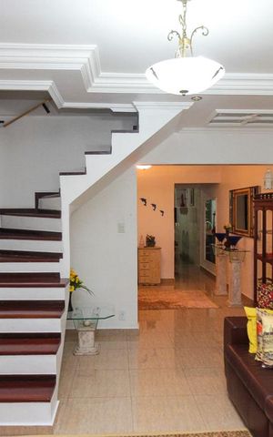 Casa à venda com 230m², 3 quartos e 3 vagas Casa à venda com 230m², 3 quartos e 3 vagasSala