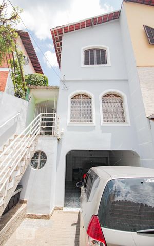 Casa à venda com 150m², 3 quartos e 3 vagasgaragem / fachada