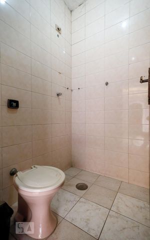 Casa à venda com 250m², 3 quartos e 5 vagas Casa à venda com 250m², 3 quartos e 5 vagasBanheiro de Serviço