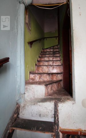 Casa à venda com 118m², 7 quartos e sem vagaEscada 