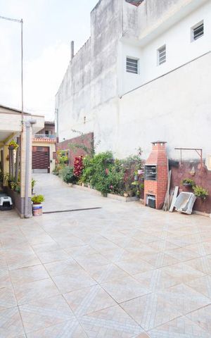 Casa à venda com 100m², 3 quartos e 6 vagas Casa à venda com 100m², 3 quartos e 6 vagasQuintal