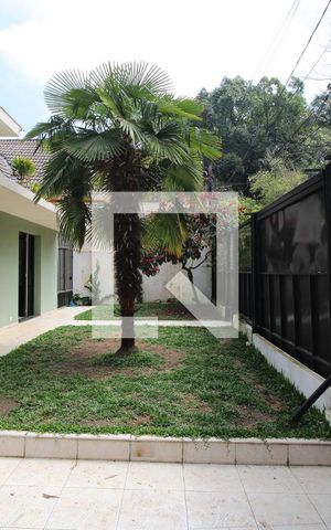 Casa para alugar com 300m², 5 quartos e 6 vagasFrente da casa