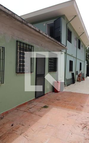 Casa para alugar com 300m², 5 quartos e 6 vagasQuintal lateral
