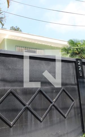 Casa para alugar com 300m², 5 quartos e 6 vagasFachada