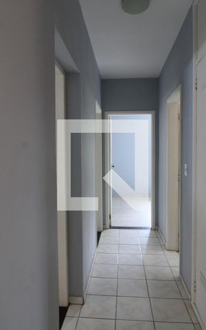Casa para alugar com 300m², 5 quartos e 6 vagasCorredor entre os quartos