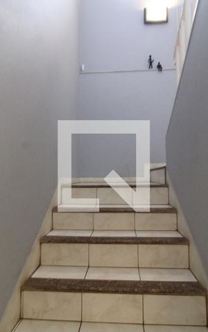 Casa para alugar com 300m², 5 quartos e 6 vagasEscada