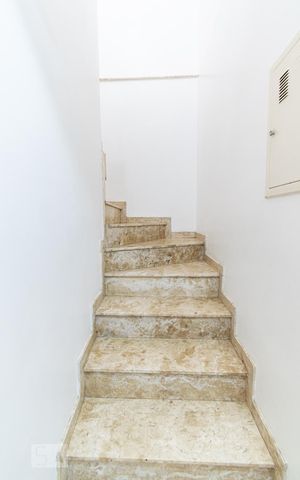 Casa à venda com 200m², 3 quartos e 2 vagasEscada