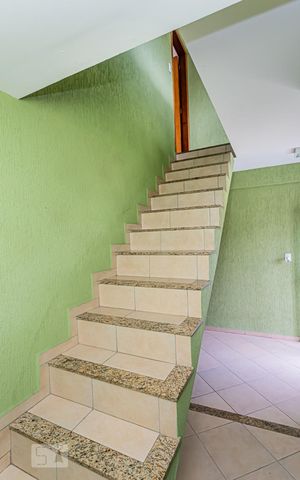 Casa à venda com 264m², 4 quartos e 4 vagas Casa à venda com 264m², 4 quartos e 4 vagasEscada