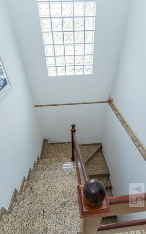 Casa à venda com 264m², 4 quartos e 4 vagas Casa à venda com 264m², 4 quartos e 4 vagasEscada