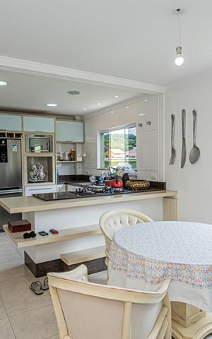 Casa à venda com 264m², 4 quartos e 4 vagas Casa à venda com 264m², 4 quartos e 4 vagasCozinha e copa