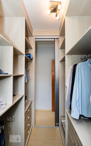Casa à venda com 264m², 4 quartos e 4 vagas Casa à venda com 264m², 4 quartos e 4 vagasCloset suite 1