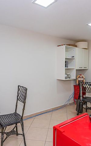 Casa à venda com 264m², 4 quartos e 4 vagas Casa à venda com 264m², 4 quartos e 4 vagasHome office