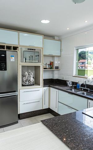 Casa à venda com 264m², 4 quartos e 4 vagas Casa à venda com 264m², 4 quartos e 4 vagasCozinha e copa