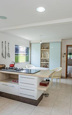 Casa à venda com 264m², 4 quartos e 4 vagas Casa à venda com 264m², 4 quartos e 4 vagasCozinha e copa
