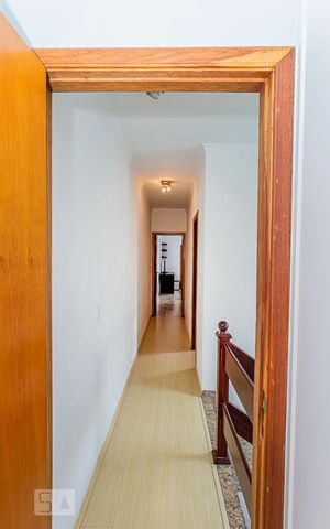 Casa à venda com 264m², 4 quartos e 4 vagas Casa à venda com 264m², 4 quartos e 4 vagasCorredor