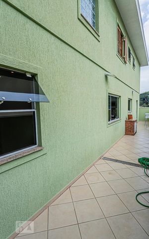 Casa à venda com 264m², 4 quartos e 4 vagas Casa à venda com 264m², 4 quartos e 4 vagasQuintal lateral