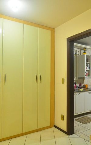 Casa à venda com 377m², 5 quartos e 2 vagasCloset