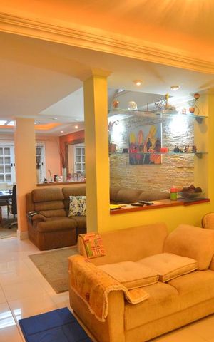 Casa à venda com 377m², 5 quartos e 2 vagasSala