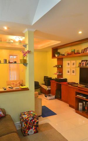 Casa à venda com 377m², 5 quartos e 2 vagasSala
