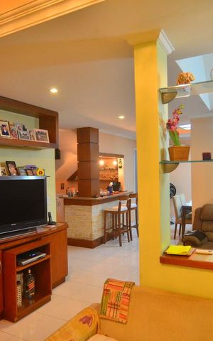 Casa à venda com 377m², 5 quartos e 2 vagasSala