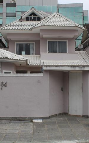 Casa de condomínio para alugar com 350m², 6 quartos e 2 vagasFachada