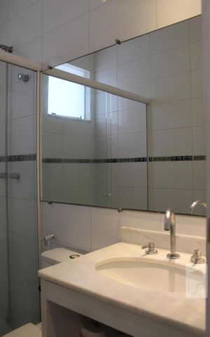 Casa de condomínio para alugar com 350m², 6 quartos e 2 vagas Casa de condomínio para alugar com 350m², 6 quartos e 2 vagasBanheiro da Suíte 4