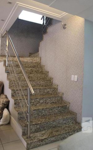 Casa de condomínio para alugar com 350m², 6 quartos e 2 vagas Casa de condomínio para alugar com 350m², 6 quartos e 2 vagasEscada