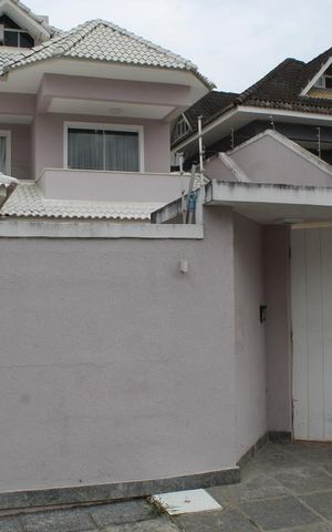 Casa de condomínio para alugar com 350m², 6 quartos e 2 vagas Casa de condomínio para alugar com 350m², 6 quartos e 2 vagasFachada