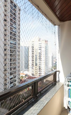 Apartamento à venda com 154m², 3 quartos e 2 vagasSacada do Quarto 2 