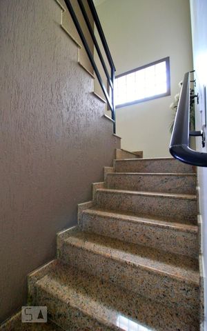 Casa para alugar com 241m², 3 quartos e 2 vagasEscada