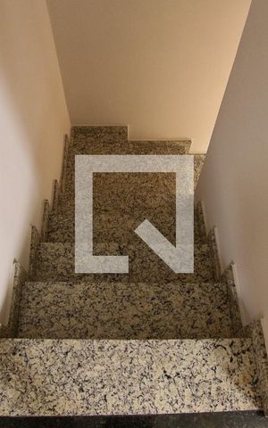 Casa de condomínio à venda com 110m², 3 quartos e 2 vagasEscada