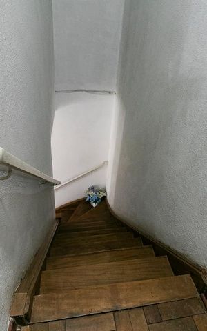 Casa à venda com 100m², 2 quartos e sem vagaEscadas