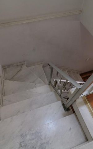 Casa à venda com 200m², 4 quartos e 2 vagasEscada de acesso aos quartos