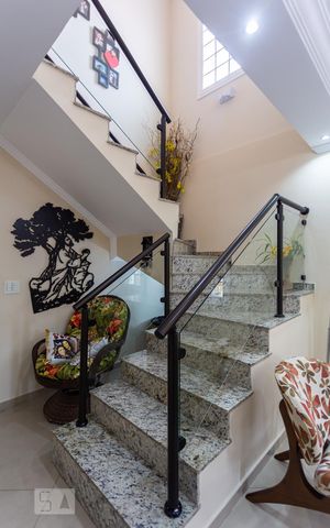Casa à venda com 228m², 3 quartos e 5 vagas Casa à venda com 228m², 3 quartos e 5 vagasEscada