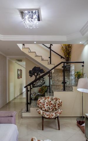 Casa à venda com 228m², 3 quartos e 5 vagas Casa à venda com 228m², 3 quartos e 5 vagasSala