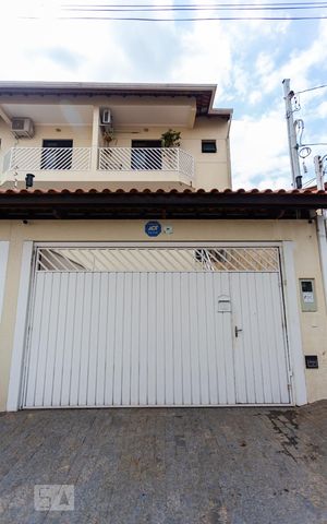 Casa à venda com 228m², 3 quartos e 5 vagas Casa à venda com 228m², 3 quartos e 5 vagasFachada