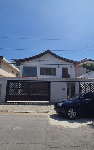 Casa para alugar com 365m², 7 quartos e 4 vagas Casa para alugar com 365m², 7 quartos e 4 vagasFachada