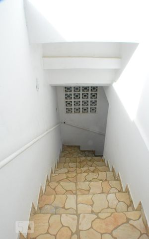 Casa de condomínio para alugar com 240m², 3 quartos e 1 vagaEscada