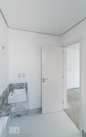 Casa de condomínio à venda com 506m², 3 quartos e 3 vagas Casa de condomínio à venda com 506m², 3 quartos e 3 vagasBanheiro do Quarto 2