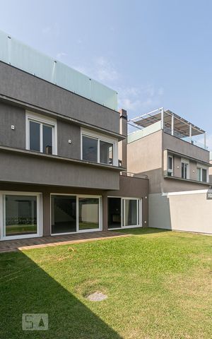 Casa de condomínio à venda com 506m², 3 quartos e 3 vagas Casa de condomínio à venda com 506m², 3 quartos e 3 vagasQuintal