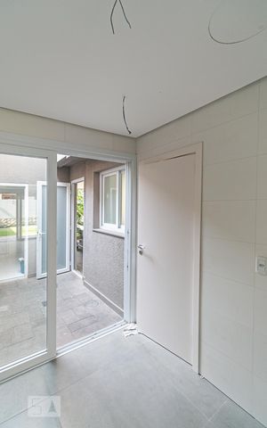 Casa de condomínio à venda com 506m², 3 quartos e 3 vagas Casa de condomínio à venda com 506m², 3 quartos e 3 vagasÁrea de Serviço