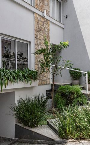 Casa à venda com 355m², 3 quartos e 5 vagas Casa à venda com 355m², 3 quartos e 5 vagasFachada