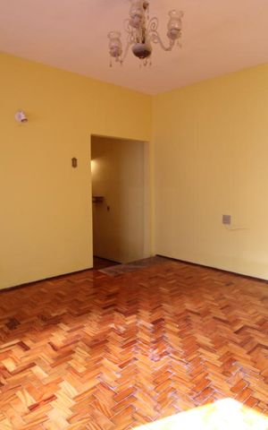 Casa à venda com 85m², 4 quartos e 6 vagasSala