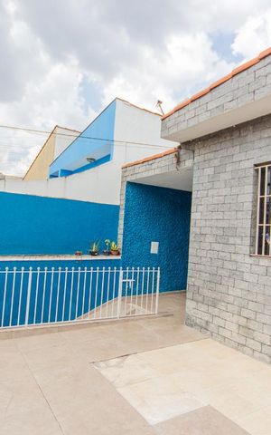 Casa à venda com 175m², 3 quartos e 2 vagas Casa à venda com 175m², 3 quartos e 2 vagasVaranda
