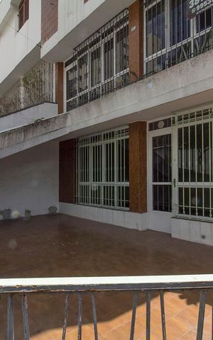 Casa à venda com 239m², 3 quartos e 3 vagas Casa à venda com 239m², 3 quartos e 3 vagasFachada