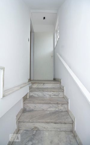 Casa à venda com 239m², 3 quartos e 3 vagas Casa à venda com 239m², 3 quartos e 3 vagasEscada piso superior