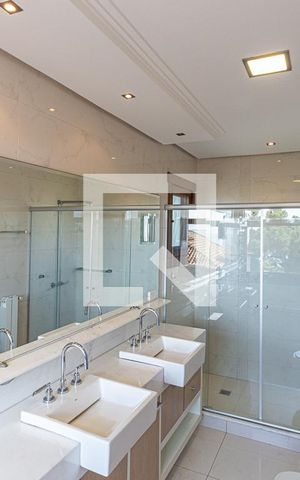 Casa de condomínio à venda com 554m², 4 quartos e 4 vagas Casa de condomínio à venda com 554m², 4 quartos e 4 vagasBanheiro do Quarto 1