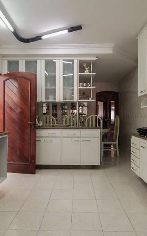 Casa à venda com 235m², 3 quartos e 4 vagas Casa à venda com 235m², 3 quartos e 4 vagasCozinha