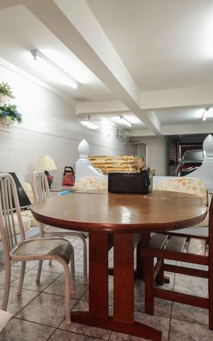 Casa à venda com 235m², 3 quartos e 4 vagas Casa à venda com 235m², 3 quartos e 4 vagasGaragem e Salão de festas