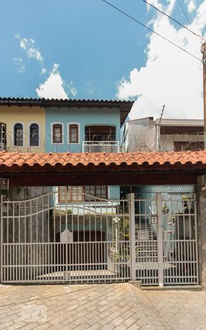 Casa à venda com 235m², 3 quartos e 4 vagas Casa à venda com 235m², 3 quartos e 4 vagasFachada
